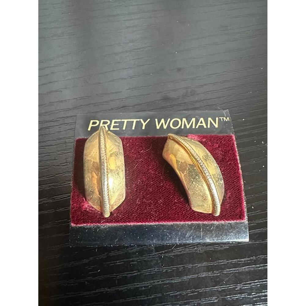 Vintage Pretty Woman™ Gold Tone Clip-On Earrings – Sculpted Leaf Design